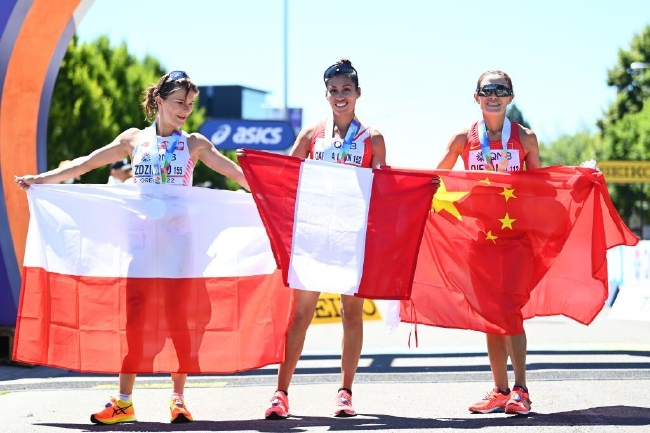 女子20公里竞走冠亚季军赛后合影